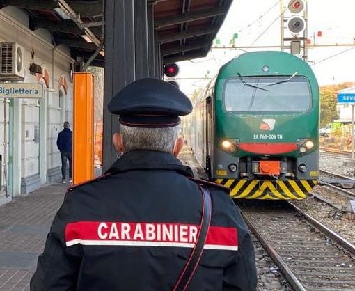 Minaccia di buttarsi sotto il treno alla stazione di Saronno: portato in ospedale