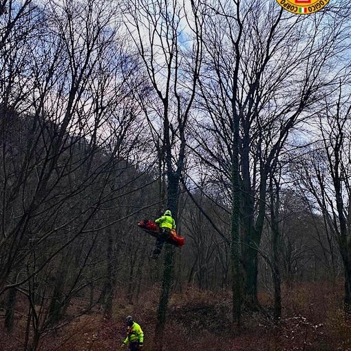 FOTO. Cade mentre fa downhill nei boschi di Orino, recuperato dal Soccorso Alpino e trasportato in ospedale in elicottero