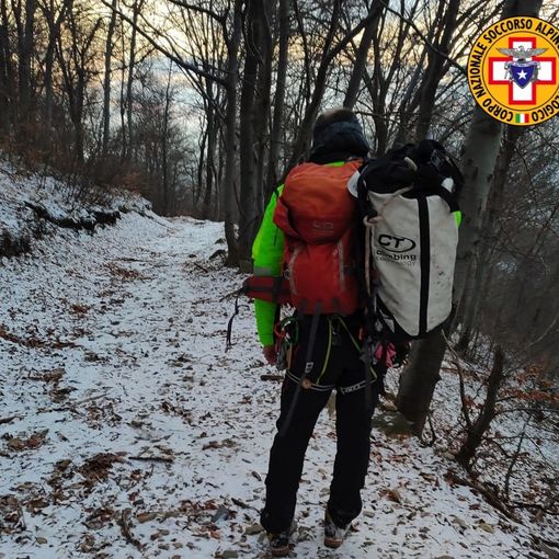 Escursionista cade nei boschi e si ferisce: a Marzio intervengono Soccorso alpino ed elicottero dei vigili del fuoco