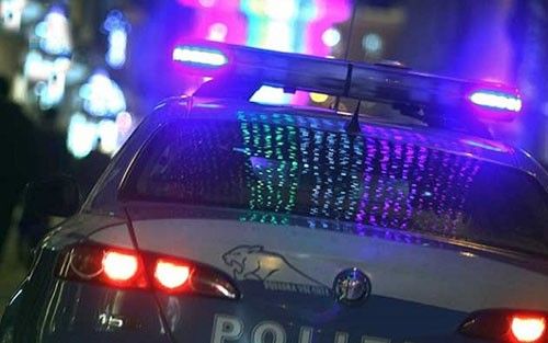 Picchia in strada la compagna, poi aggredisce a calci e pugni i poliziotti: bloccato con lo spray al peperoncino e arrestato