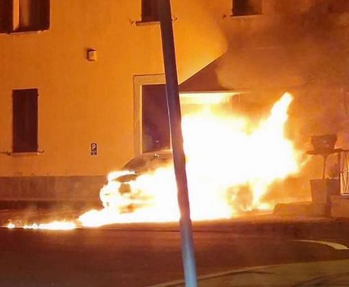 L'auto in fiamme nella foto postata da un utente sul gruppo Facebook Gavirate Viva (sei di Gavirate se) L'auto in fiamme nella foto postata da un utente sul gruppo Facebook Gavirate Viva (sei di Gavirate se)