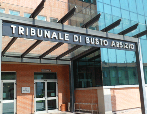 Botte fuori dal tribunale di Busto: tre persone soccorse dopo una rissa