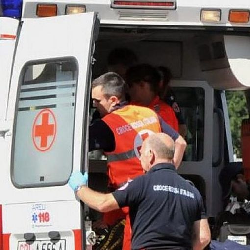 Operaio colpito da un macchinario in fabbrica: è grave