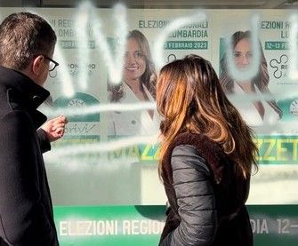 Scritte offensive contro la candidata alle Regionali Mazzetti: l'autore rintracciato e denunciato dalla polizia