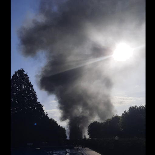 La colonna di fumo sul Maggiore (foto LuinoNotizie.it)