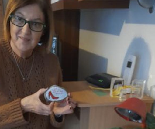 I piccoli sassi dipinti di Annamaria, lasciati in giro per dire “No alla violenza sulle donne”