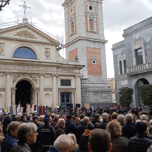 L'ADDIO A MARONI. L'urlo di Varese: «Ciao Bobo». Il figlio: «Hai sorriso fino alla fine». Monsignor Vegezzi: «Roberto era uno di noi». Le lacrime del premier Meloni