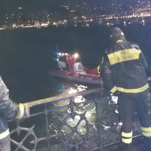 Finisce nel lago di Como, salvata dalla polizia: i vigili del fuoco cercano una seconda persona