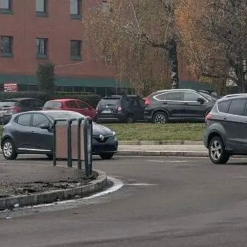 Saronno, ubriaco al volante sfonda i paletti salva-pedoni. Denunciato comasco, auto sequestrata