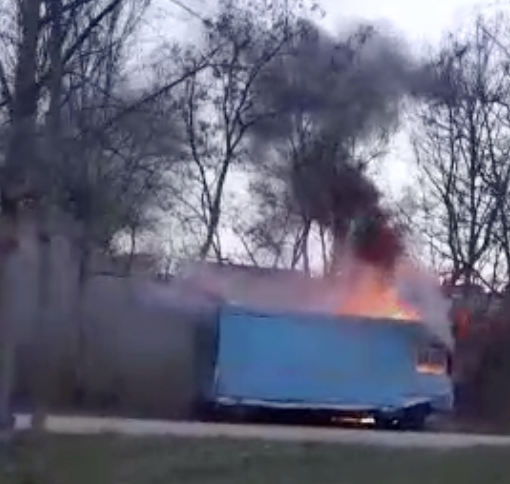 Varese, in fiamme il furgone dei panini del piazzale del cimitero di Belforte