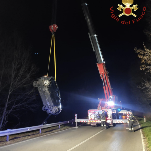 Auto vola fuori strada e finisce nel fiume: tre giovani feriti nel Comasco