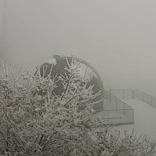 La neve questa mattina al Campo dei Fiori (foto dalla webcam del Centro Geofisico Prealpino)