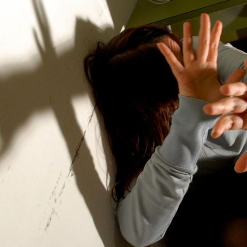 Violenze fisiche e sessuali nei confronti dell'ex moglie: quarantunenne in manette