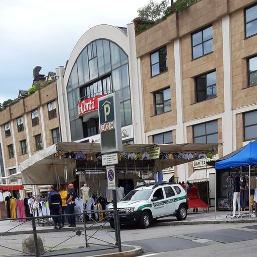 La polizia locale questa mattina al mercato di piazza Repubblica