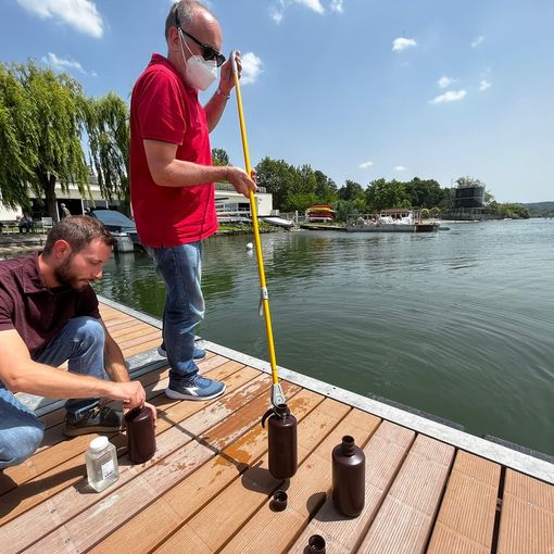 VIDEO. Lago balneabile, ultimi prelievi prima dei tuffi: «Fare il bagno è sicuro e certificato»