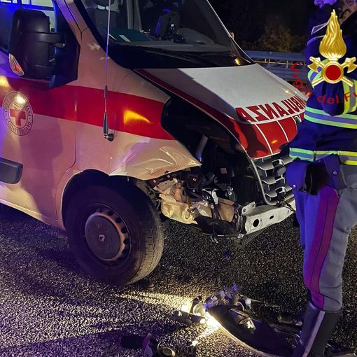 FOTO. Paura sulla Pedemontana per un incidente: un'auto prende fuoco, coinvolta anche un'ambulanza