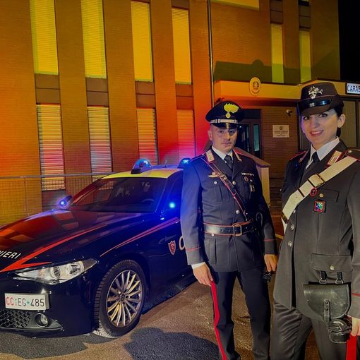 Giornata contro la violenza sulle donne, le caserme dei carabinieri di Varese e Busto si colorano di arancione