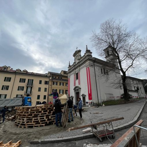 Falò di Sant'Antonio, conto alla rovescia: in piazza della Motta si preparano pira, bigliettini e salamelle