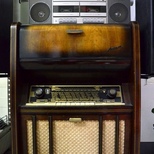 In via Sanvito il benzinaio melomane trasforma il distributore in un museo della musica: «Una passione di famiglia»