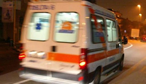 Auto fuori strada a Travedona Monate, ferito un ragazzo di 27 anni