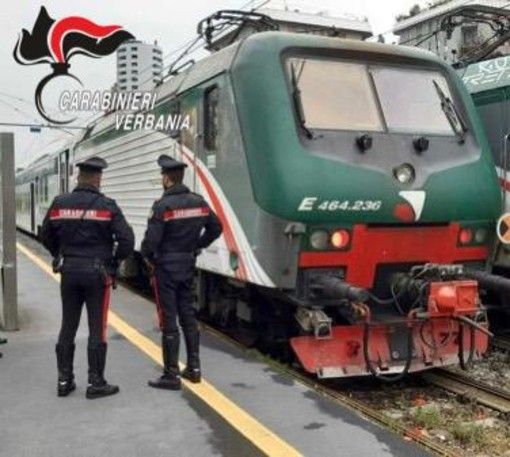 Villadossola, ruba il cellulare e minaccia con un coltellino il proprietario: denunciato 27enne