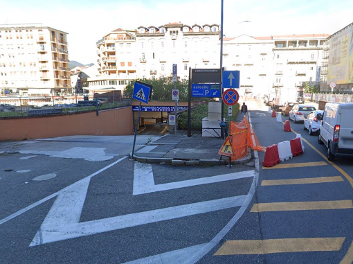Via Spinelli chiusa per mettere in sicurezza l'ex Caserma e l'autosilo fa causa al Comune