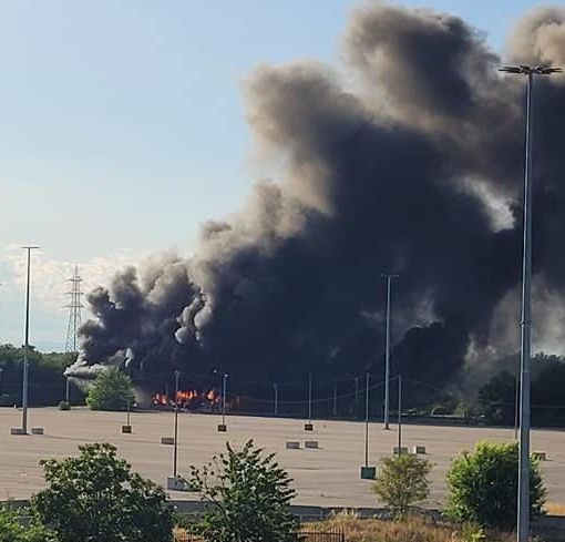 Alta colonna di fumo nero su Caronno e Saronno: ecco cosa è successo