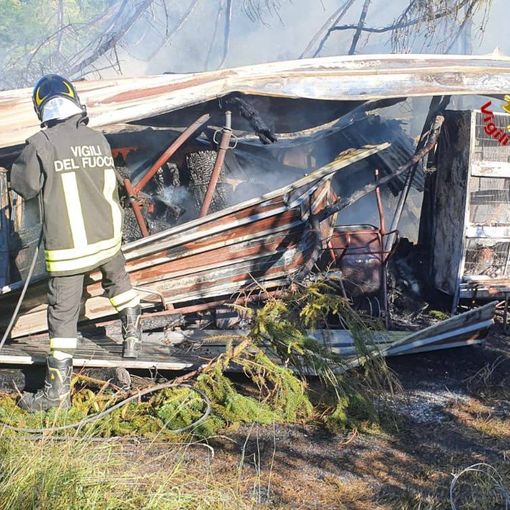 Deposito in fiamme a Varese: pensionato muore ustionato