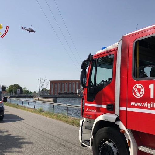 Si inabissa nel Naviglio Grande: ricerche in corso con sommozzatori ed elicottero