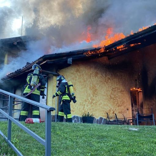FOTO e VIDEO. Mattinata di fuoco a Cunardo: villetta distrutta dalle fiamme