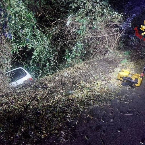 FOTO. Auto esce di strada e finisce nella boscaglia: un ferito a Luino