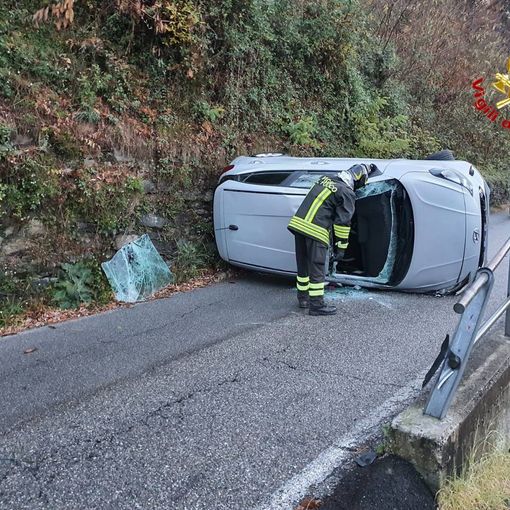Da sinistra: l'auto ribaltata a Maccagno e i soccorsi in azione sulla 336