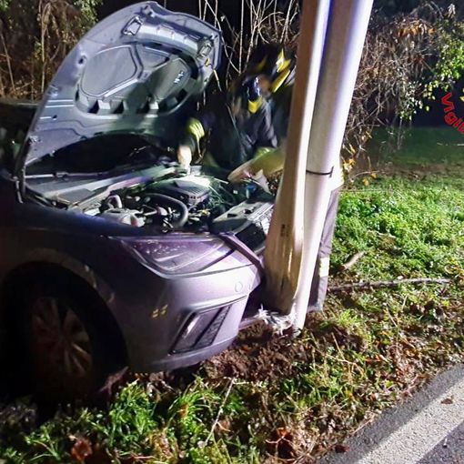 FOTO. Viggiù, auto si schianta contro il palo del telefono