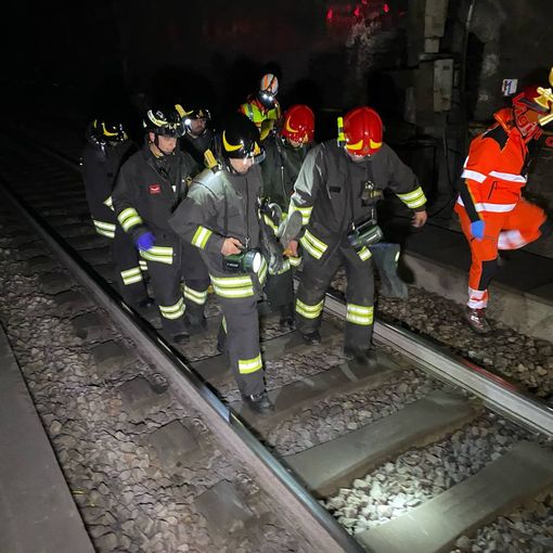 FOTO. Simulato nella notte un deragliamento ferroviario nella galleria di Laveno: una task force si esercita per la sicurezza di chi viaggia