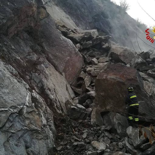 FOTOGALLERY. Frana a Luino, un masso ha colpito il condominio. Le immagini dei vigili del fuoco