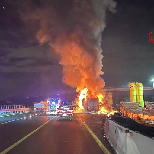 FOTO. Fuoco sull'Autolaghi a Origgio: camion divorato dalle fiamme