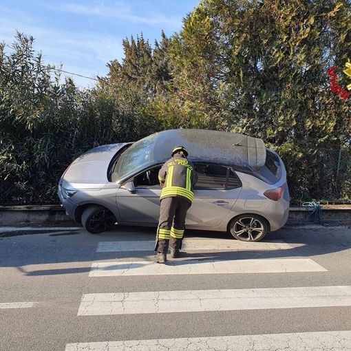 FOTO. Sbanda con l'auto e abbatte la recinzione di una casa: paura a Luino