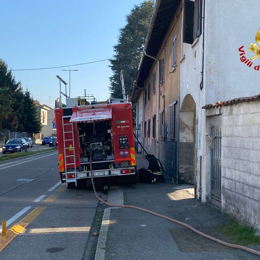 FOTO. Fiamme a Gallarate: vigili del fuoco al lavoro in via Milano