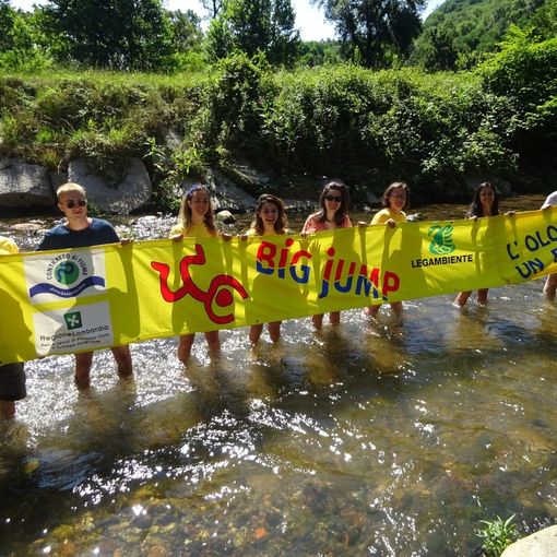 Il tuffo nell'Olona dei volontari di Legambiente: «Vogliamo un fiume pulito»