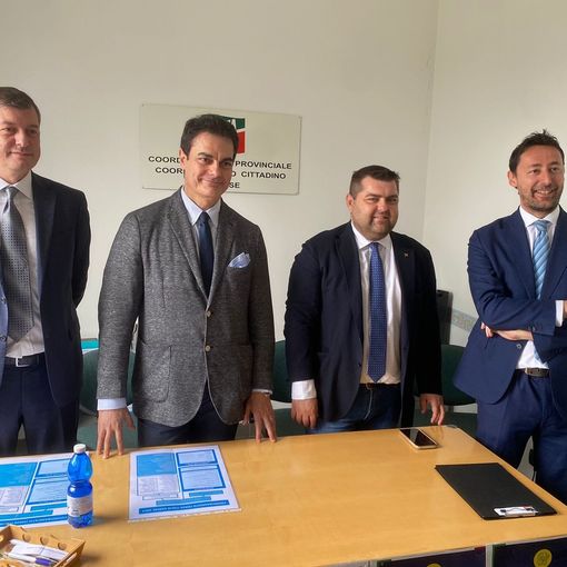 Pietro Zappamiglio (a sinistra) e Simone Longhini (a destra), possibili sfidanti al congresso. In mezzo, secondo da destra, Alessandro Sorte, coordinatore regionale di FI e il suo vice Giuseppe Taldone