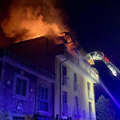Vigili del fuoco in azione questa sera a Gallarate in via degli Orsini