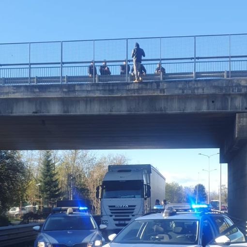FOTO. Così il poliziotto &quot;eroe&quot; Vincenzo ha salvato l'uomo che oggi voleva suicidarsi buttandosi dal cavalcavia della superstrada di Malpensa