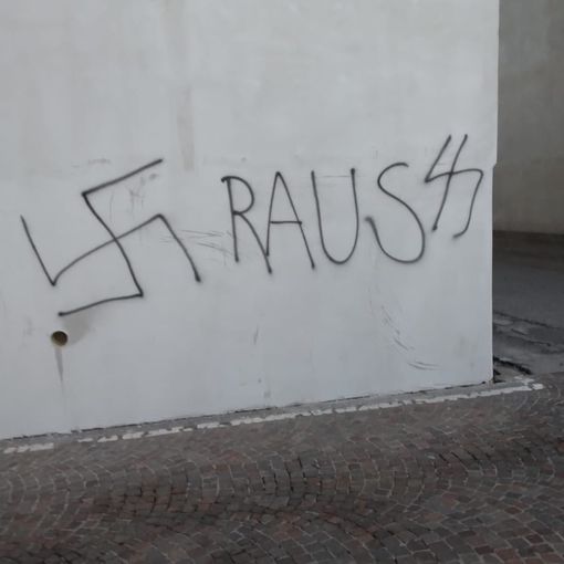 FOTO. Gavirate, atti vandalici e scritte nazifasciste in alcune vie del paese