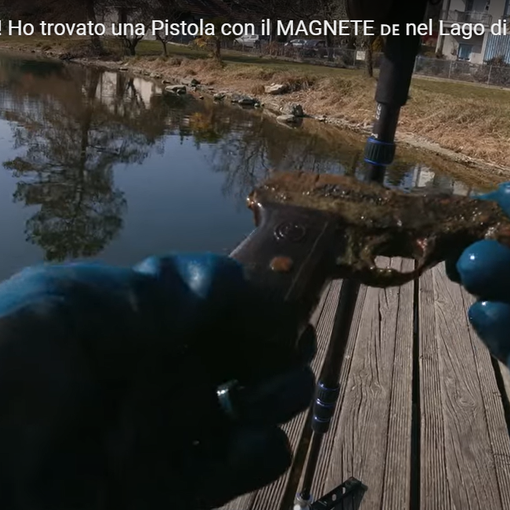 La pistola &quot;pescata&quot; nelle acque del lago di Varese a Gavirate da Marco Gaspari