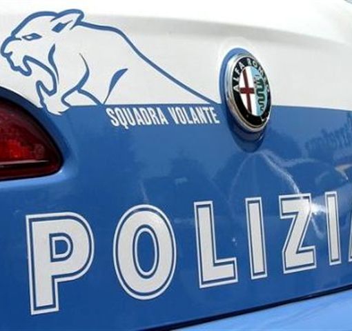 Tentano due furti e vengono presi: reagiscono a calci e sputi contro la polizia