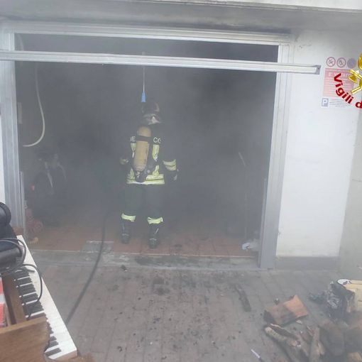 VIDEO E FOTO. Incendio in un box a Gerenzano, l'intervento dei vigili del fuoco