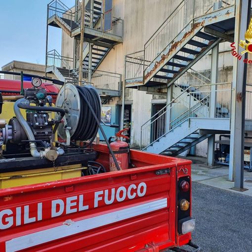 Prende fuoco una friggitrice in un supermercato di Germignaga: feriti due dipendenti