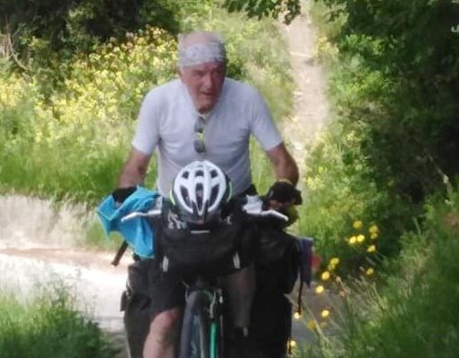 Giovanni Bloisi durante uno dei suoi viaggi della memoria in bicicletta
