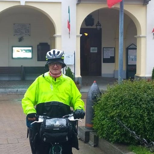 Giovanni Bloisi sotto la pioggia continua il suo viaggio nella storia