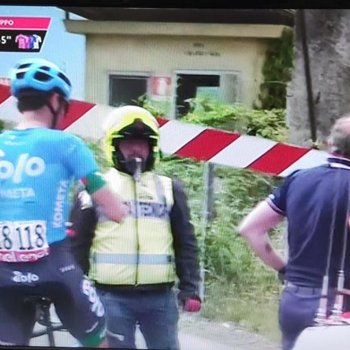 Il passaggio a livello si abbassa davanti ai cinque fuggitivi al Giro
